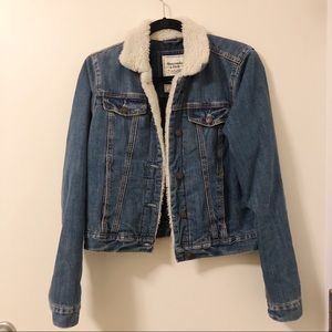 Cropped Abercrombie Sherpa denim jacket